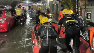 Tim SAR Evakuasi Warga yang Terjebak Banjir di Semarang