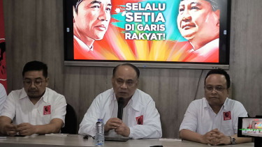 Ketua DPP Projo Budi Arie Setiadi (tengah) di Kantor DPP Projo, Jakarta Selatan 