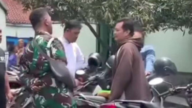Pria Berseragam TNI Interogasi dan Tendang Warga