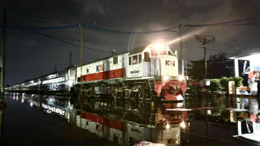 Kereta api mulai bisa melewati jalur rel yang sempat terendam banjir di Semarang