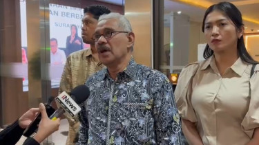 Kuasa hukum keluarga Arya Daru, Nicholay Aprilindo (tengah)