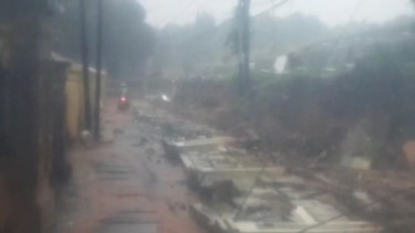 Tembok pembatas TPU Jeruk Purut Roboh