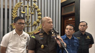 Kajari Bandung Irfan Wibowo (tengah)