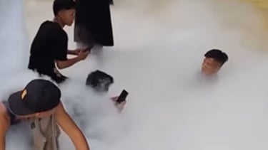 Truk Pengangkut Oksigen Cair Bocor di Sumut, Warga Berfoto Bak di Atas Awan