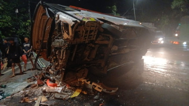 Bus pariwisata terguling usai menabrak truk dump dan minibus di Brebes