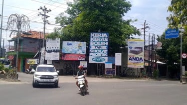 Baliho yang dulu berisi permintaan maaf ke Mbak Wiwi kini berganti ajakan salat