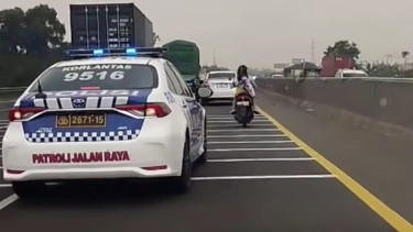 Pemotor wanita masuk jalan tol CIkampek