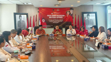Politisi PDIP, Darmadi Durianto (tengah)
