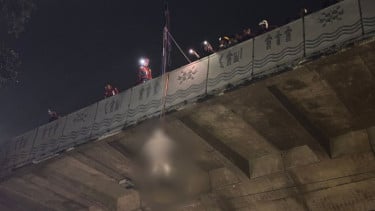 Evakuasi jasad pria gantung diri di flyover Pasupati, Bandung