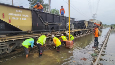 Perbaikan jalur rel kereta api terdampak banjir di Semarang