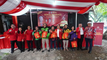 SOKSI Bagikan 5.000 paket sembako ke masyarakat