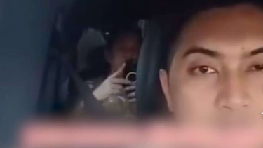 Viral momen Menkeu Purbaya ngaji di dalam mobil 