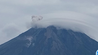 Gunung Semeru erupsi dengan letusan tertinggi 800 meter di atas puncak