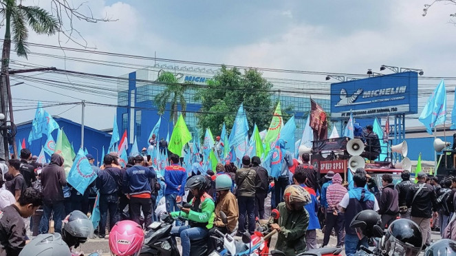 Buruh pabrik ban Michelin menggelar aksi demo buntut PHK