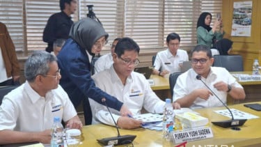 Menteri Keuangan Purbaya Yudhi Sadewa (tengah)