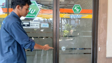 Bekas tembakan di Kantor P.O Putra Karya Jasa Usaha (KJU) Expres, Tangerang