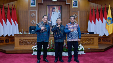 Gubernur NTB, Lalu Muhammad Iqbal (Kiri)