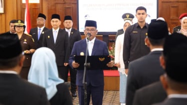 Gubernur Banten Andra Soni didampingi Wagub Dimyati melantik pejabat 