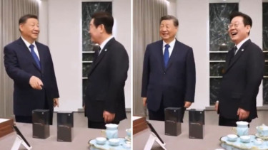 Presiden China Xi Jinping tertawa bersama Presiden Korea Selatan Lee Jae Myung.