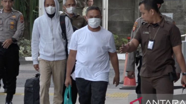 Gubernur Riau Abdul Wahid (kedua kanan)