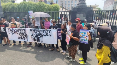 Massa Desak Pembebasan Aktivis Pati Teguh dan Botok di Depan Mapolda Jateng