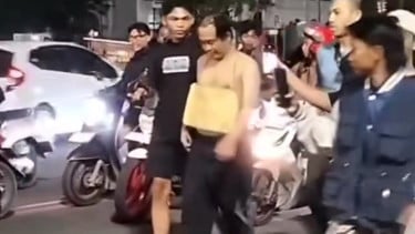 Pria diarak warga keliling kota Tegal dengan bertelanjang dada