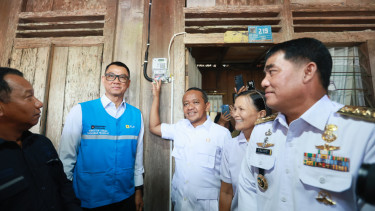 Pemerintah dan PLN menyalakan rumah Warga penerima manfaat BPBL.