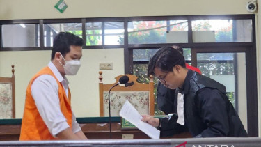 Anggota Polda Jateng Brigadir Ade Kurniawan (kiri) saat menjalani sidang di PN Semarang