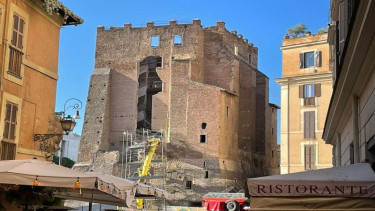 Menara Torre dei Conti, menara abad pertengahan di Roma, Italia, ambruk