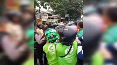 Bentrokan ojol dan debt collector di Bandung, Selasa (4/11) sore