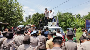 Kapolres Gowa AKBP M. Aldy Sulaiman di atas mobil komando unjuk rasa