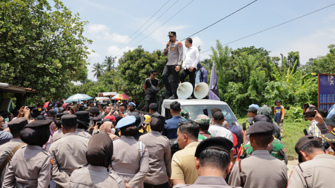 Kapolres Gowa AKBP M. Aldy Sulaiman di atas mobil komando unjuk rasa