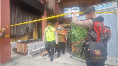 Polisi olah TKP toko bangunan terbakar di Brebes
