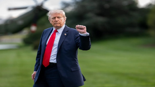 Presiden AS Donald Trump sebelum bertolak dengan Marine One di White House.