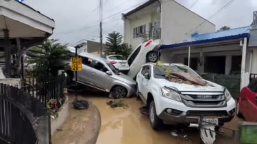 Mobil tumpuk akibat banjir bandang yang dipicu Topan Kalmaegi di Cebu Filipina