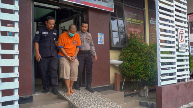Polisi menangk ASN Kota Pasuruan yang menjadi tersangka pelaku tindakan asusila