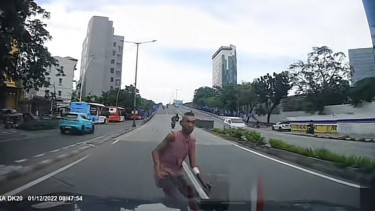 Pria bermodus tabrakan diri ke mobil