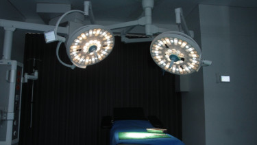 Lampu di ruang operasi