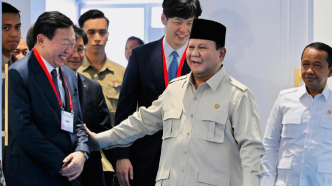 Presiden Prabowo Subianto (tengah)