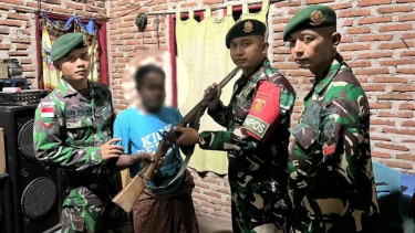 Warga Delomil Serahkan Senjata kepada Satgas Pamtas