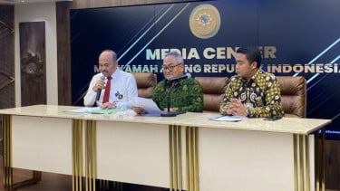Ketua Umum PP Ikahi Yasardin (tengah) saat memberi keterangan pers di Media Center Mahkamah Agung, Jakarta
