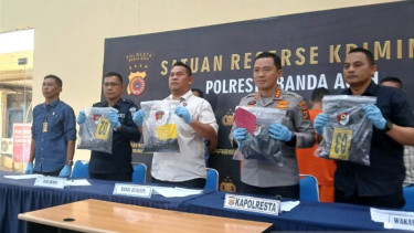 Kapolresta Banda Aceh, Kombes Pol Joko Heri Purwono (dua kanan)