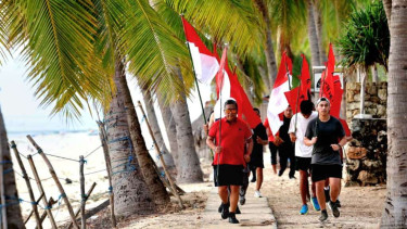 Sekjen PDIP Hasto Kristiyanto lari di pantai Rote Ndao