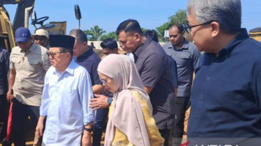 Wapres ke-10 dan 12 Jusuf Kalla meninjau lokasi lahan miliknya yang bersengketa di Makassar
