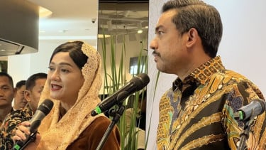 Anggota Dewan Komisioner OJK Friderica Widyasari Dewi (kiri).