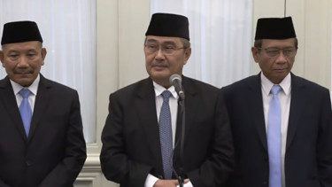 Ketua Komite Reformasi Polri, Jimly Asshiddiqie (tengah)