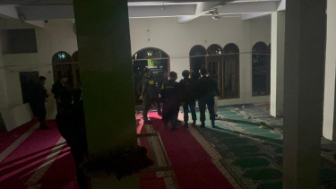 Olah TKP ledakan di SMA 72 Jakarta