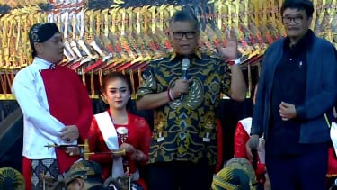 Sekjen PDIP Hasto Kristiyanto (tengah) dan Ketua DPP PDIP Djarot Saiful Hidayat