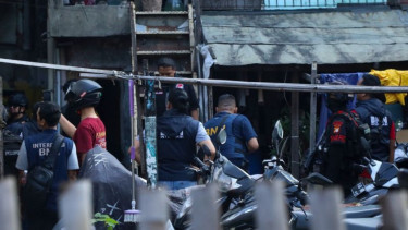 Tim Gabungan BNN-Polri melakukan penggerebekan sarang narkoba di Kampung Bahari