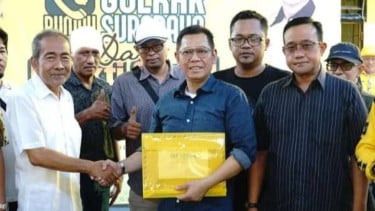 Wakil Ketua DPR RI Adies Kadir (tengah)
